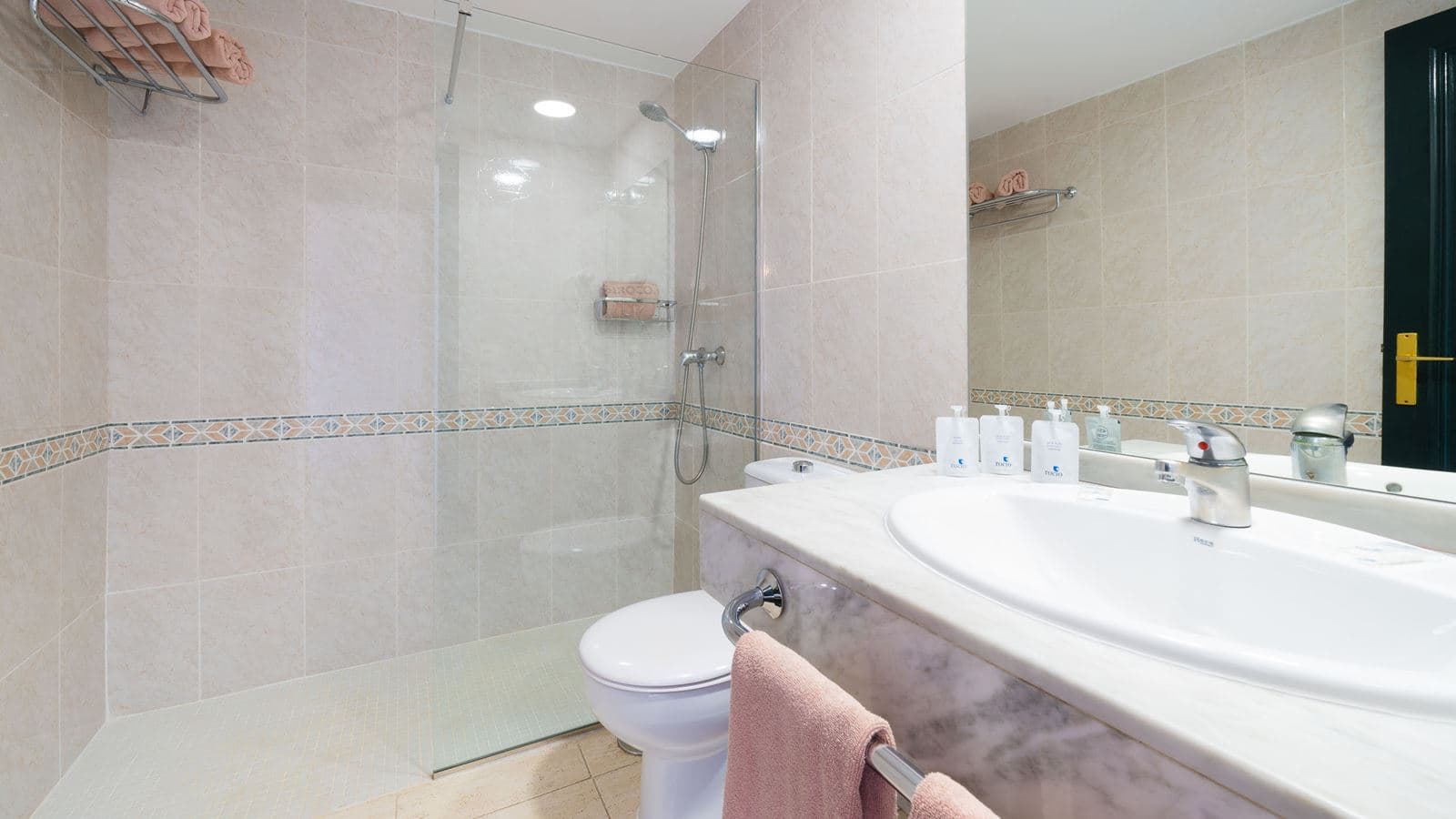 rooms-apartment-2-bedrooms-balcony-or-terrace
