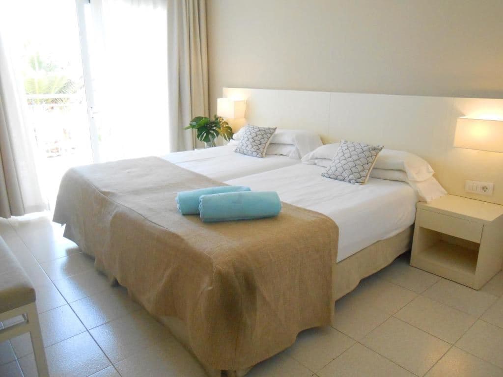 rooms-silver-room