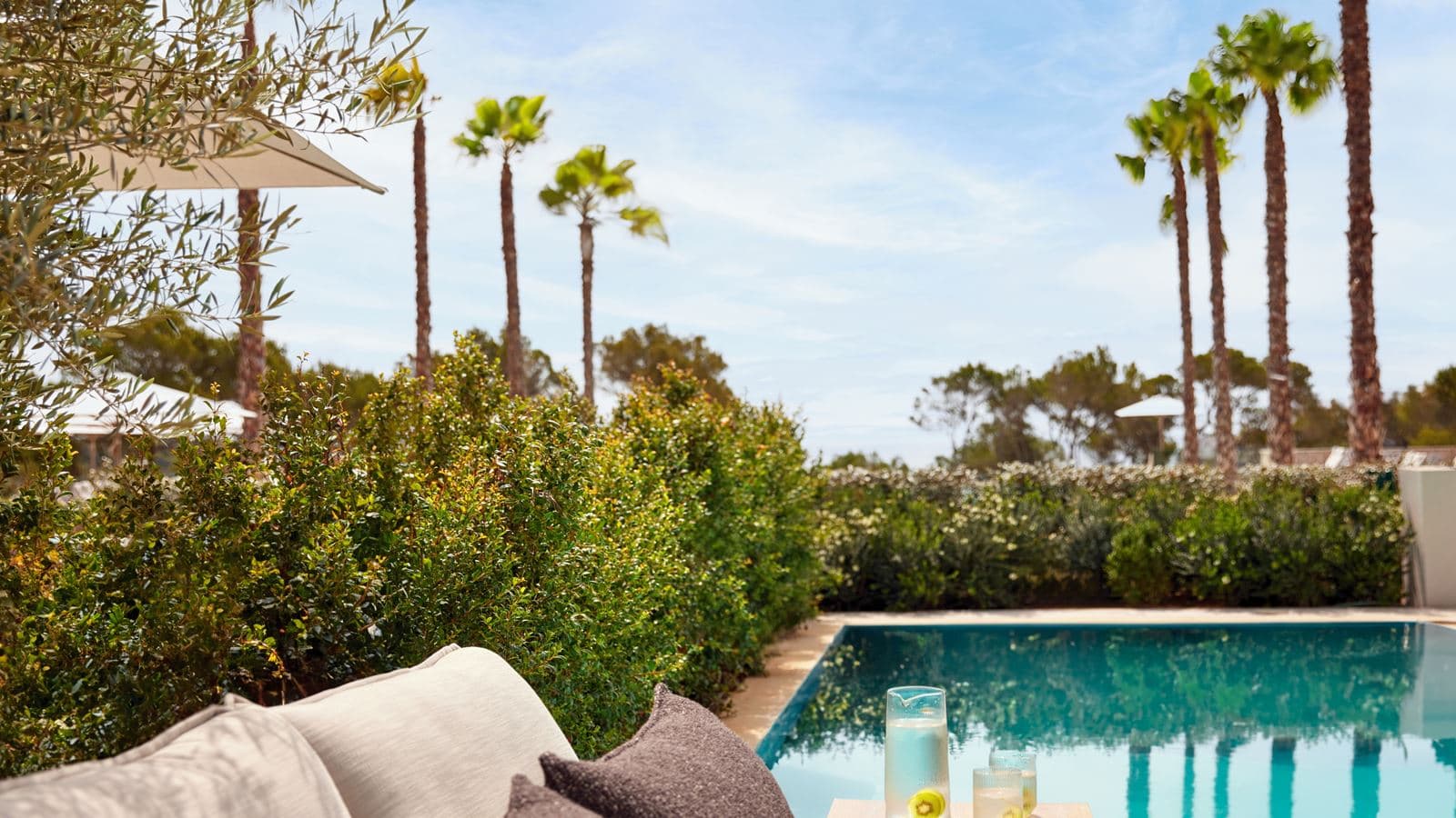 rooms-deluxe-one-bedroom-suite-private-pool-garden-view