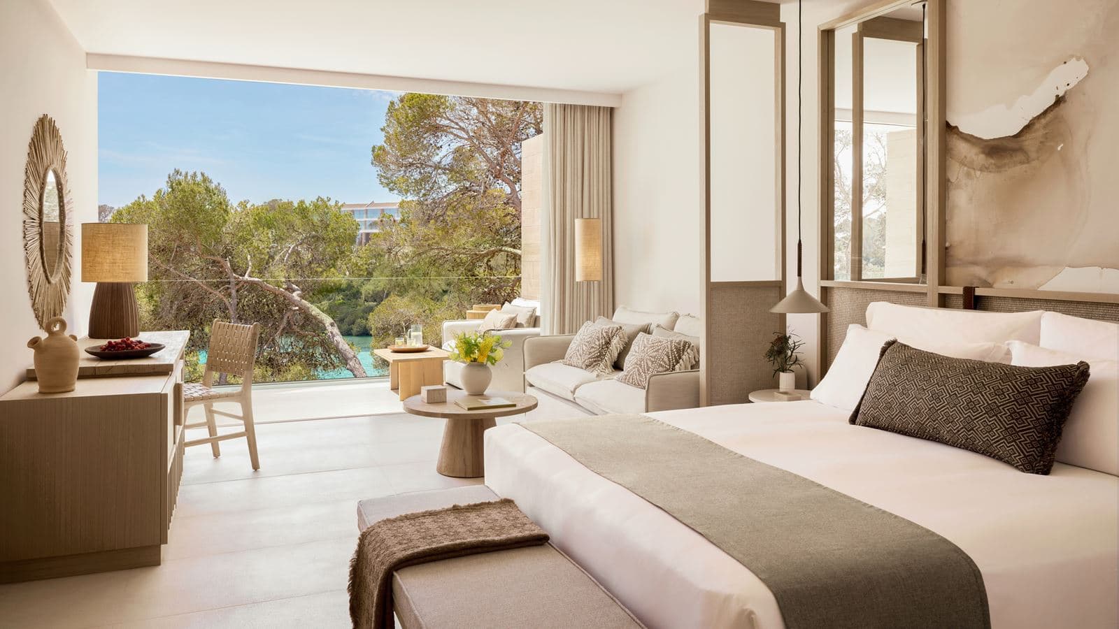 rooms-deluxe-junior-suite-partial-sea-viev