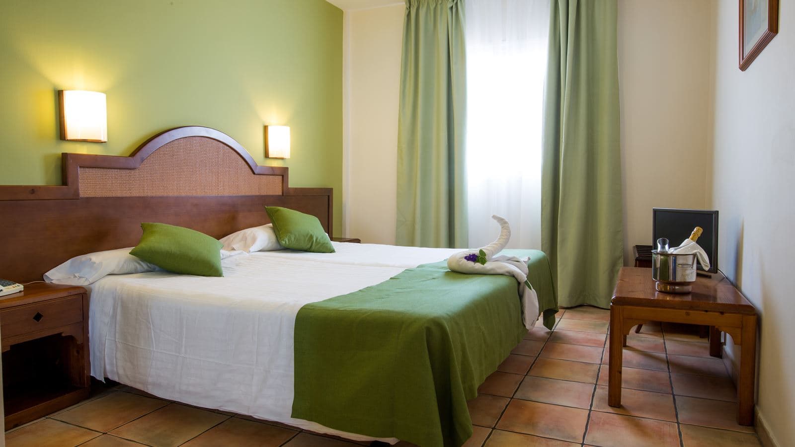 rooms-one-bedroom-aparment-balcony-or-terrace