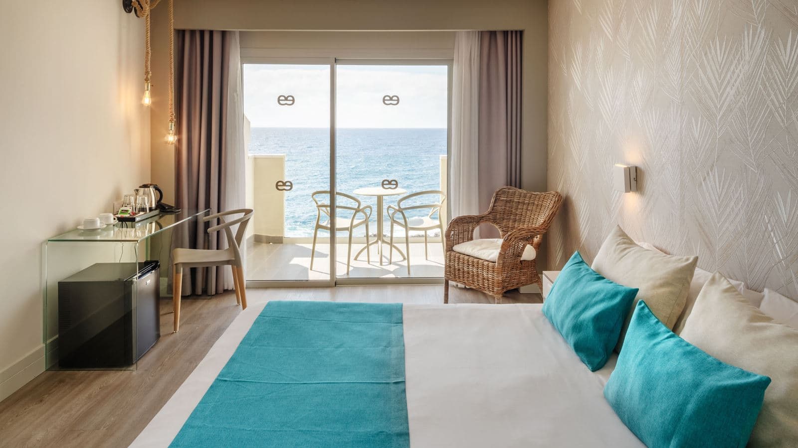 rooms-junior-suite-sea-view-balcony-or-terrace
