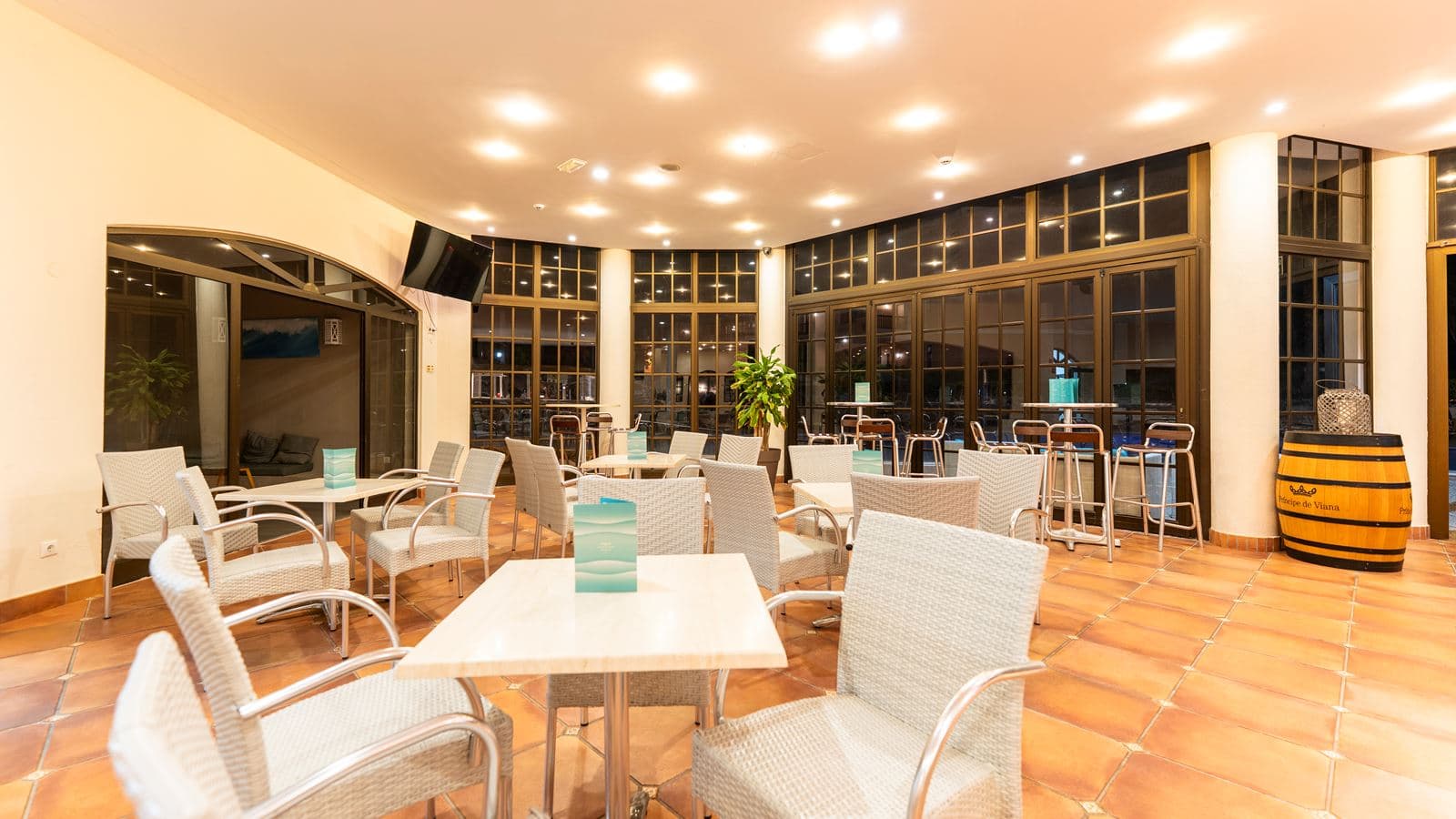 restaurants-pool-bar