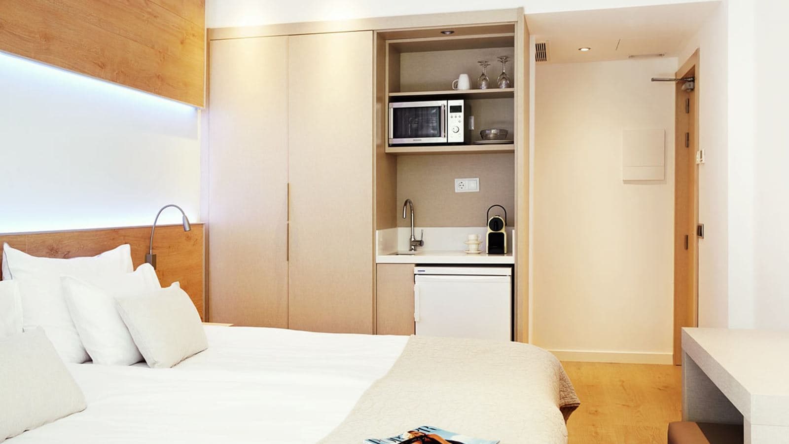 rooms-white-swim-up