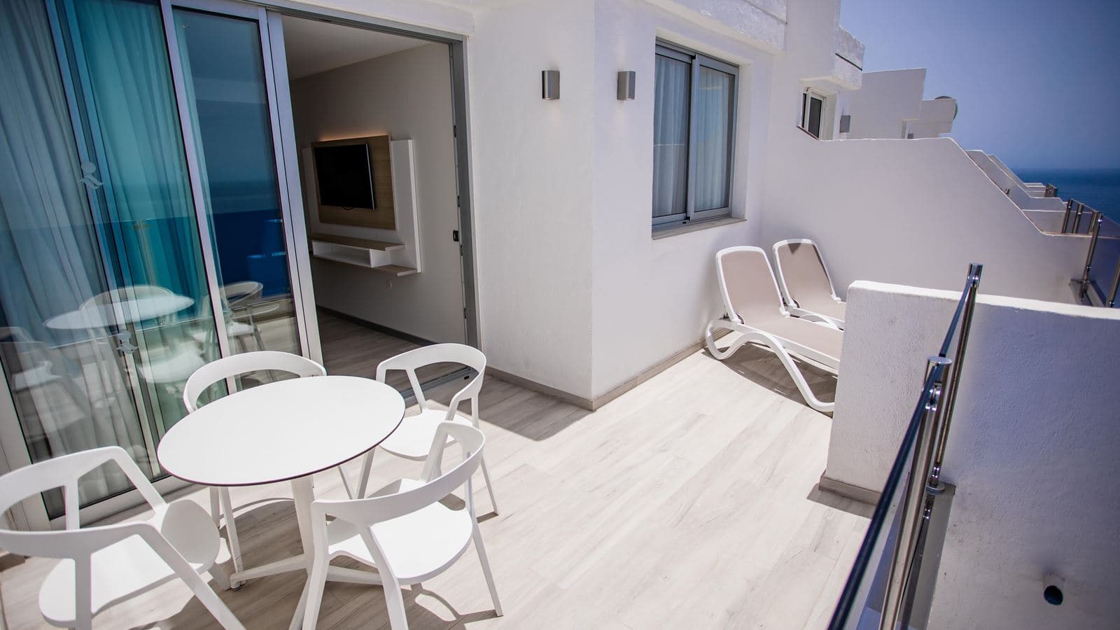 rooms-classic-junior-suite-with-limited-sea-view