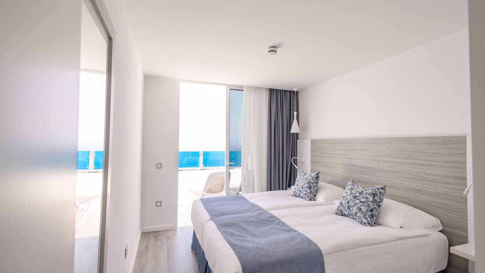 rooms-family-suite-with-sea-view