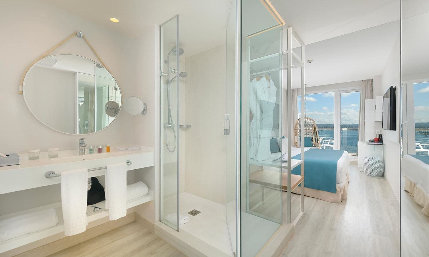rooms-pool--sea--the-one