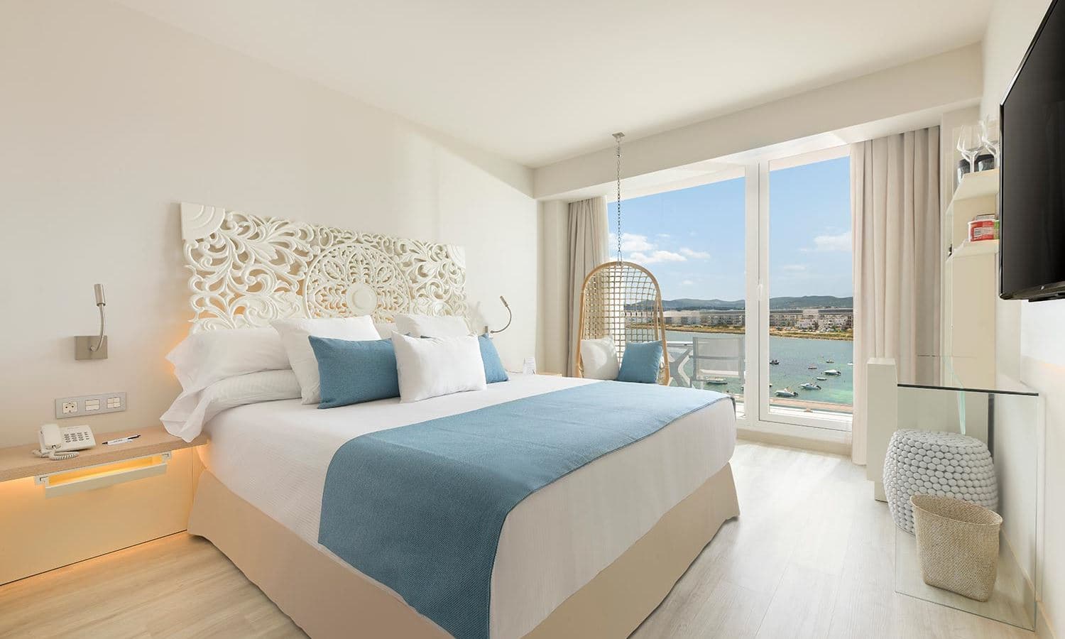 rooms-pool--sea--the-one
