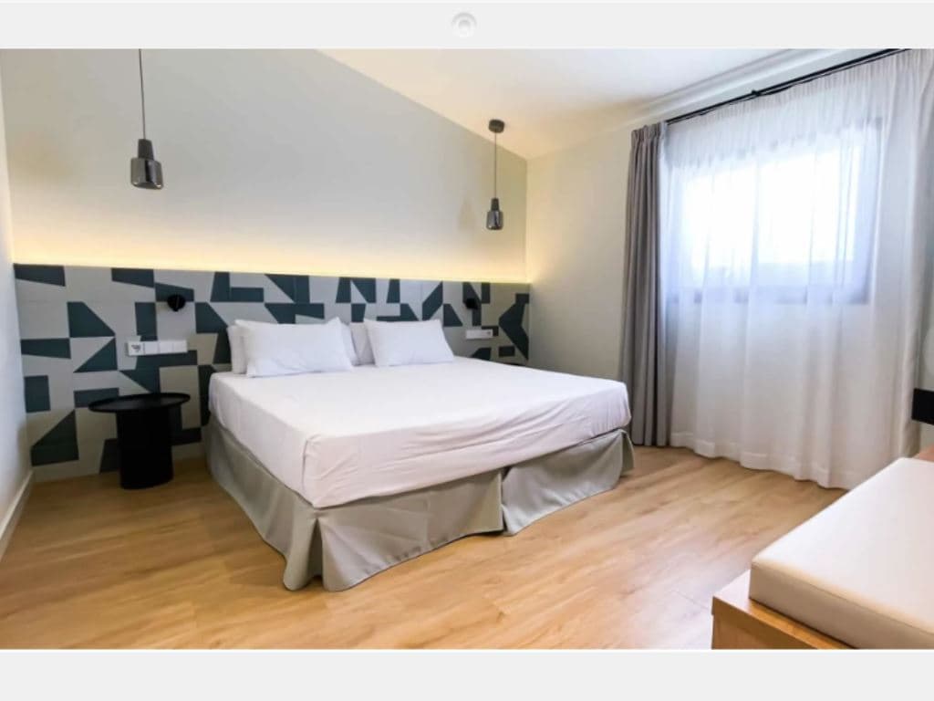 rooms-deluxe-room