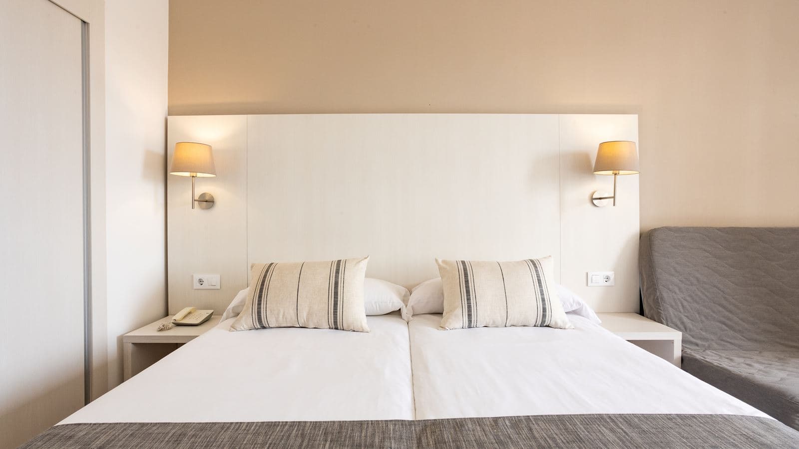 rooms-twin-balcony