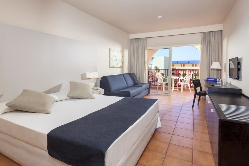rooms-room-family-balcony-or-terrace
