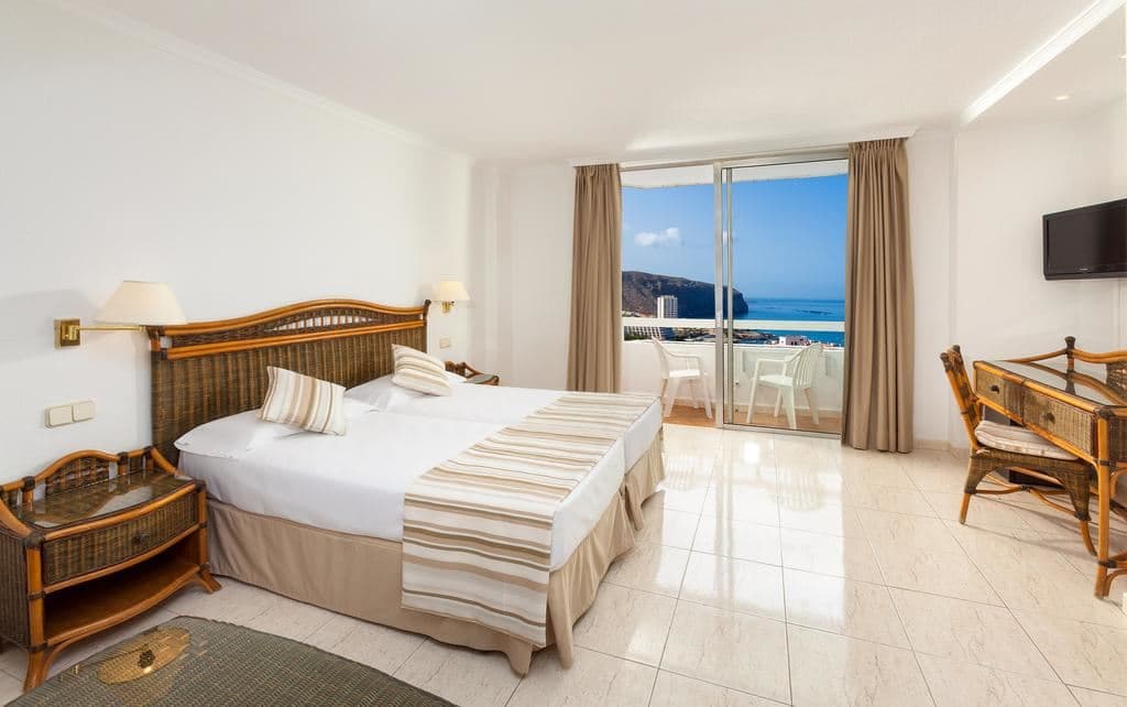 rooms-junior-suite-skyline-view