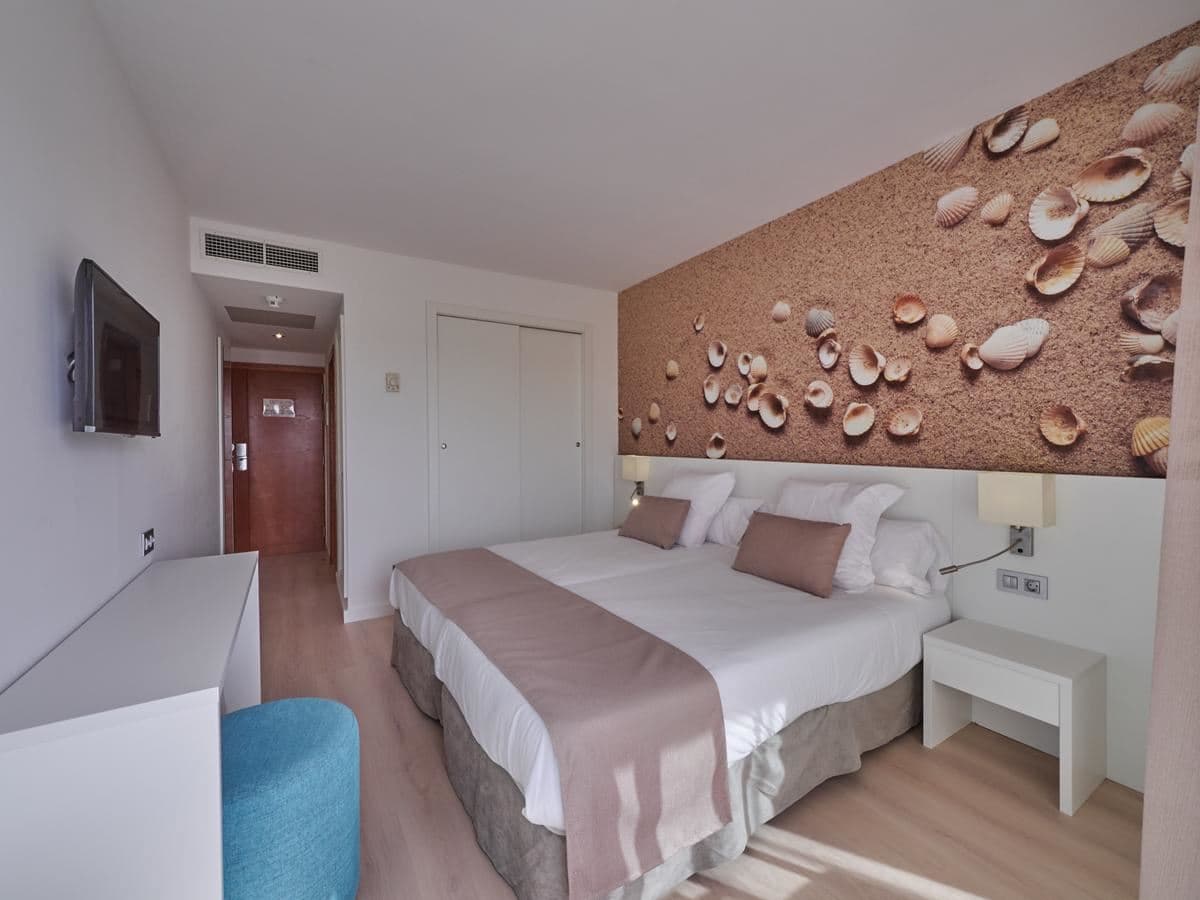 rooms-db-double-twin-room-balcony-or-terrace