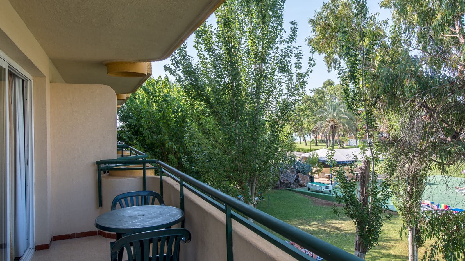 rooms-one-bedroom-apartment-balcony-or-terrace