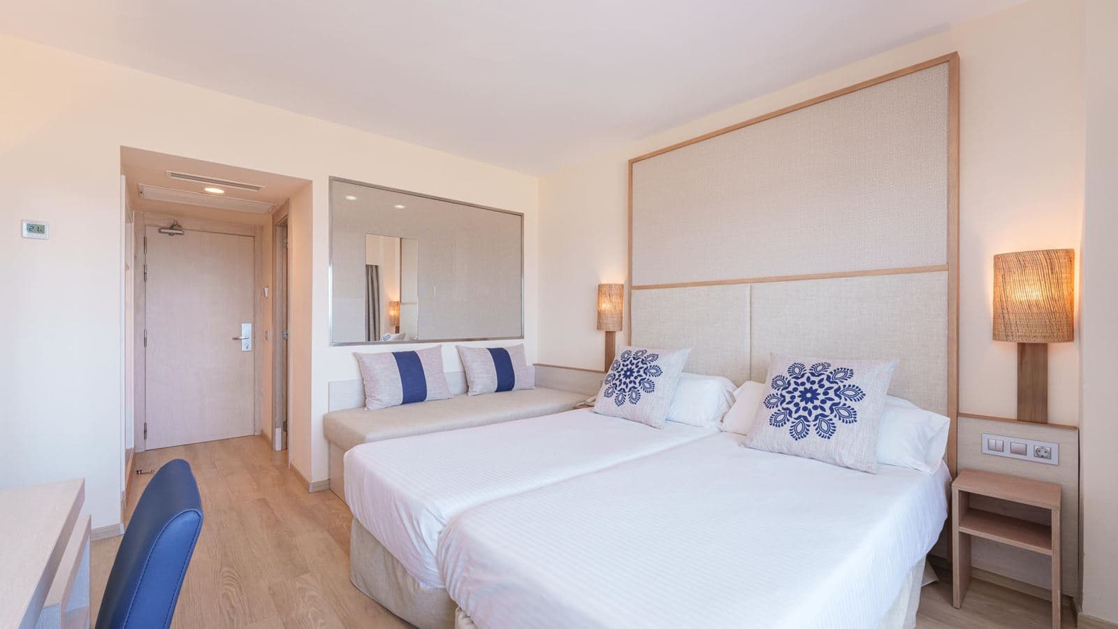 rooms-double-poolview--balcony-or-terrace