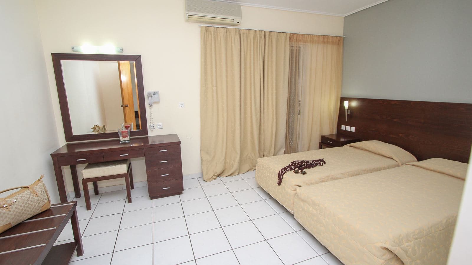 rooms-deluxe-room