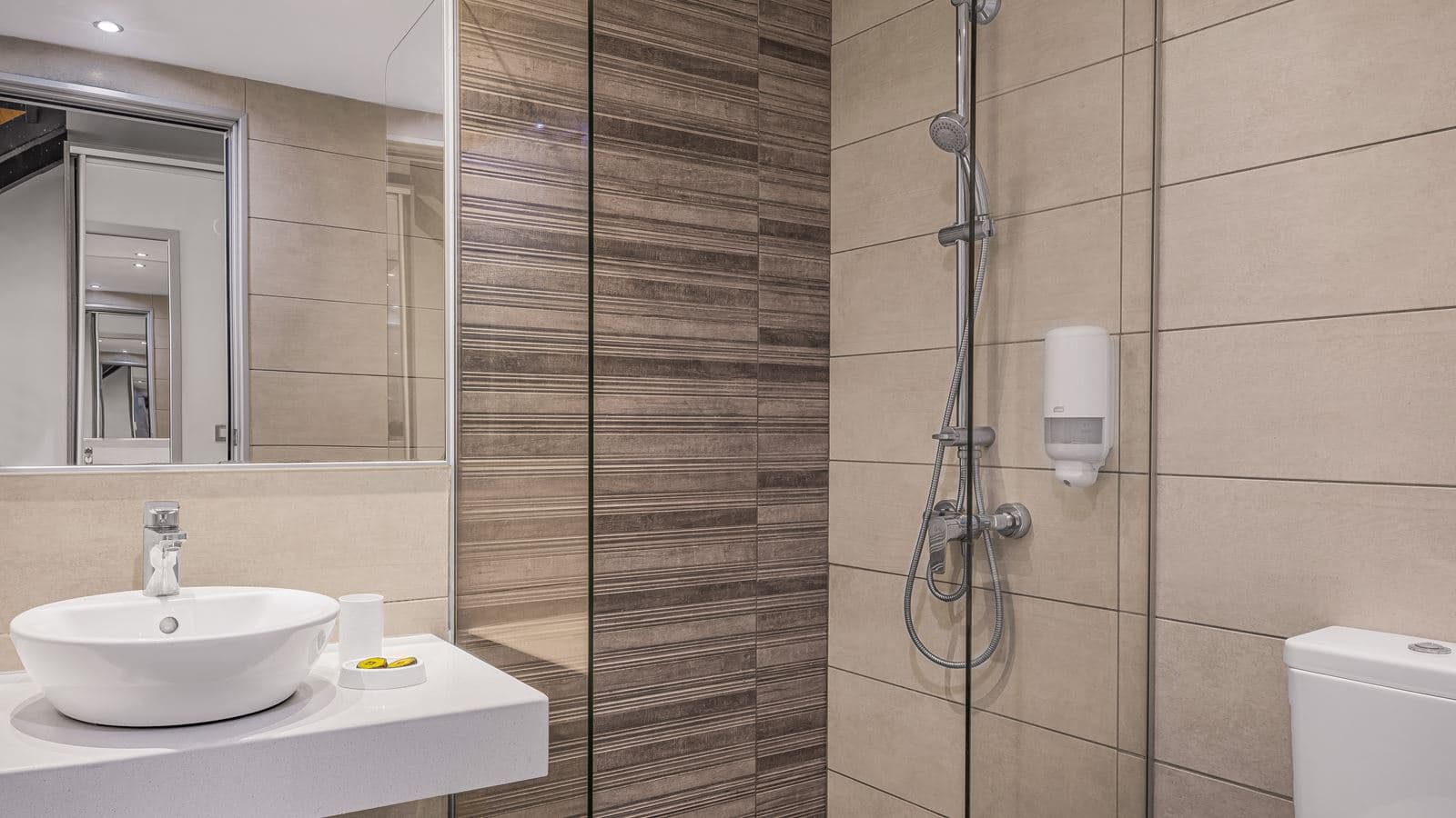 rooms-family-sharing-pool-room