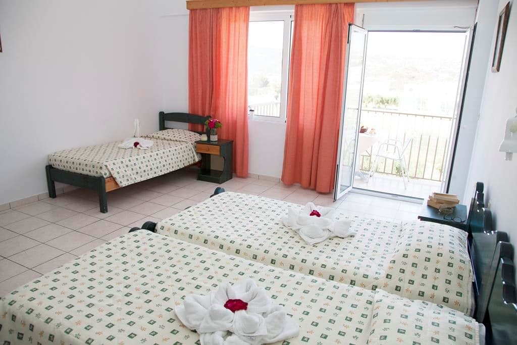 rooms-triple-room