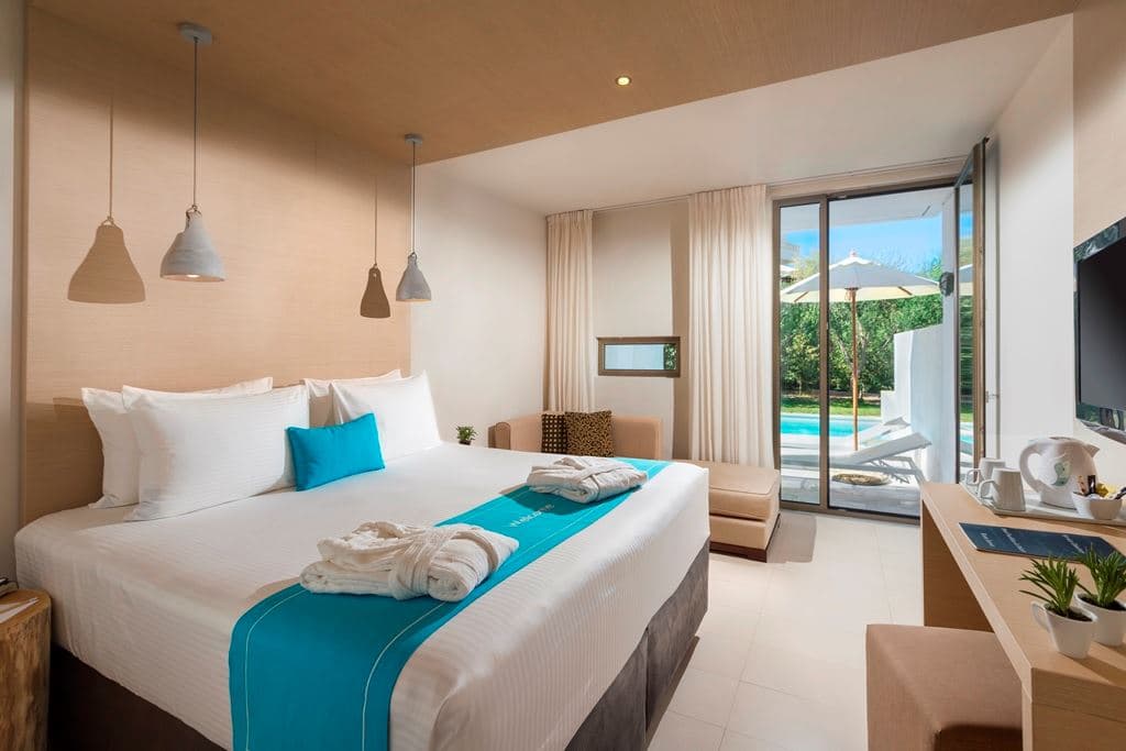 rooms-pool-casual-room-with-direct-access-to-shared-pool-pool-shared-between-maximum-3-rooms---id-6