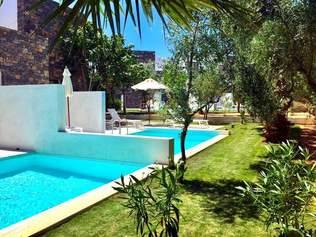 rooms-pool-casual-room-with-direct-access-to-shared-pool-pool-shared-between-maximum-3-rooms---id-6
