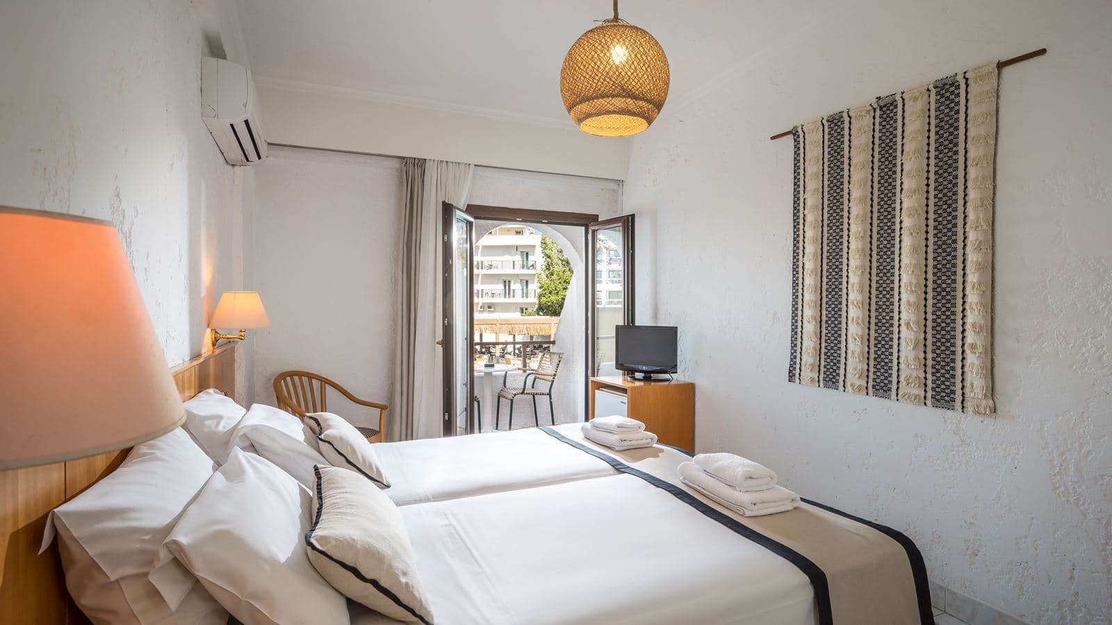 rooms-superior-room