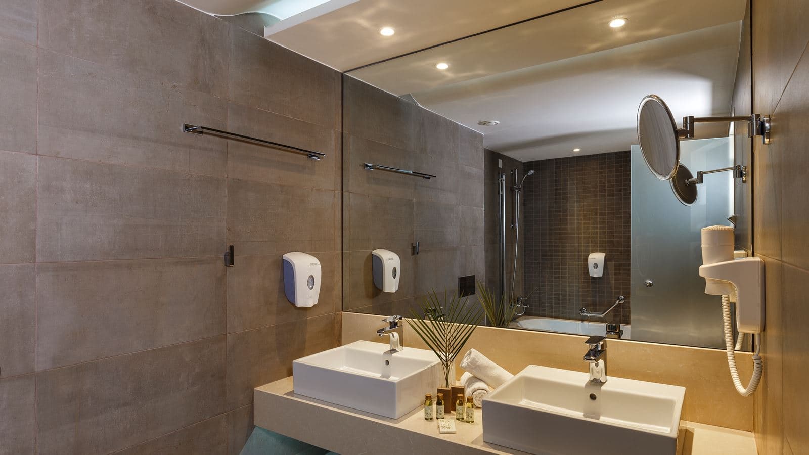 rooms-executive-family-room-with-sharing-pool