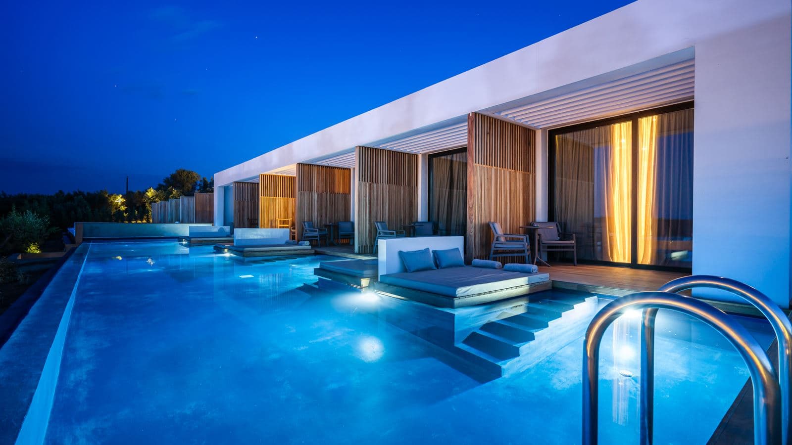 rooms-junior-suite-swim-up-heated-pool