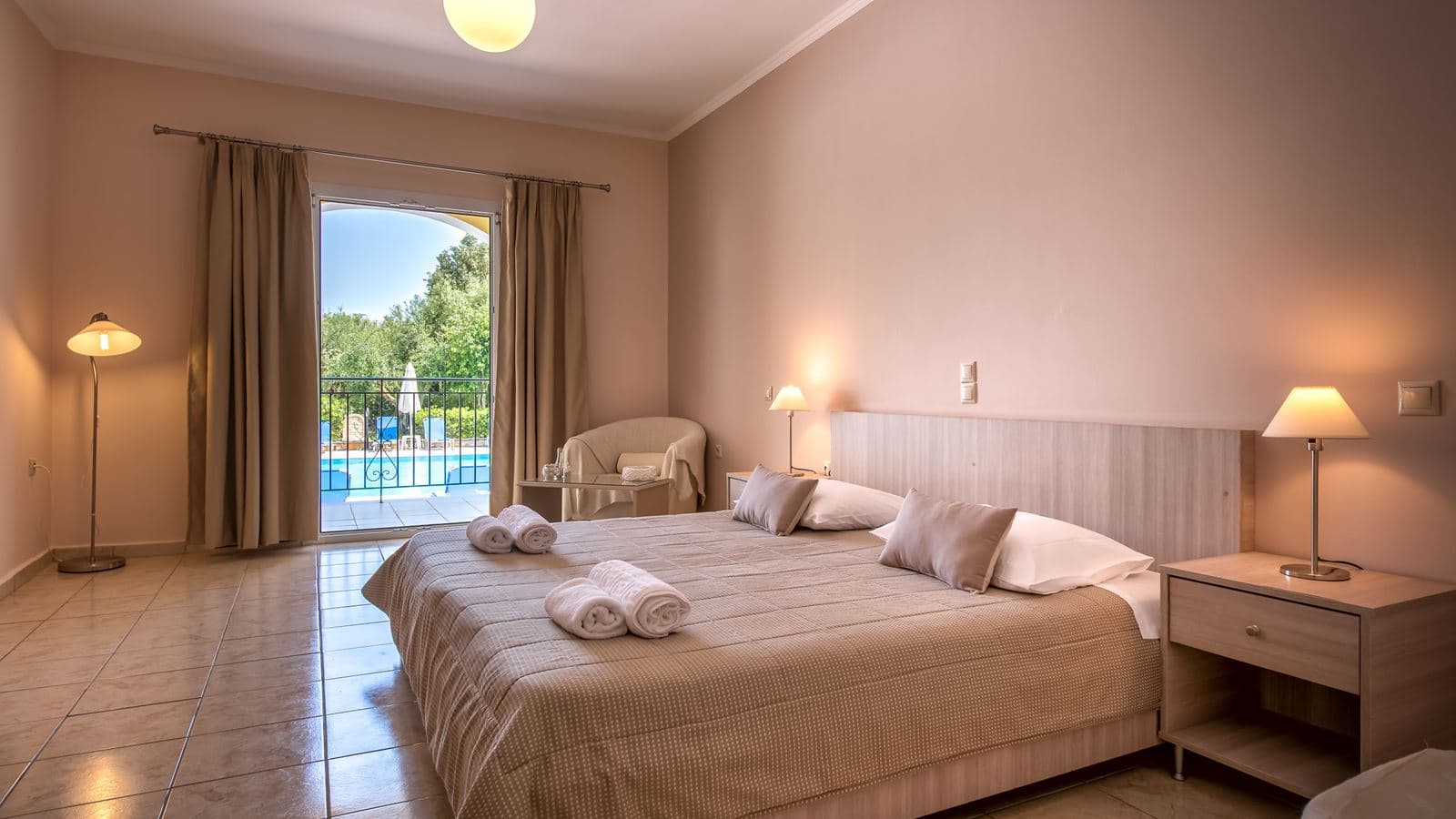 rooms-double-room-pool-view