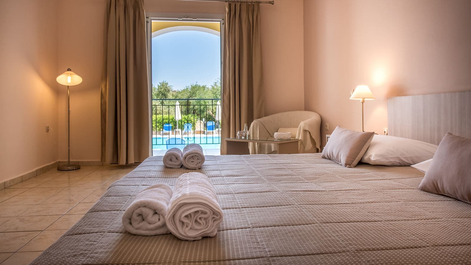 rooms-double-room-pool-view