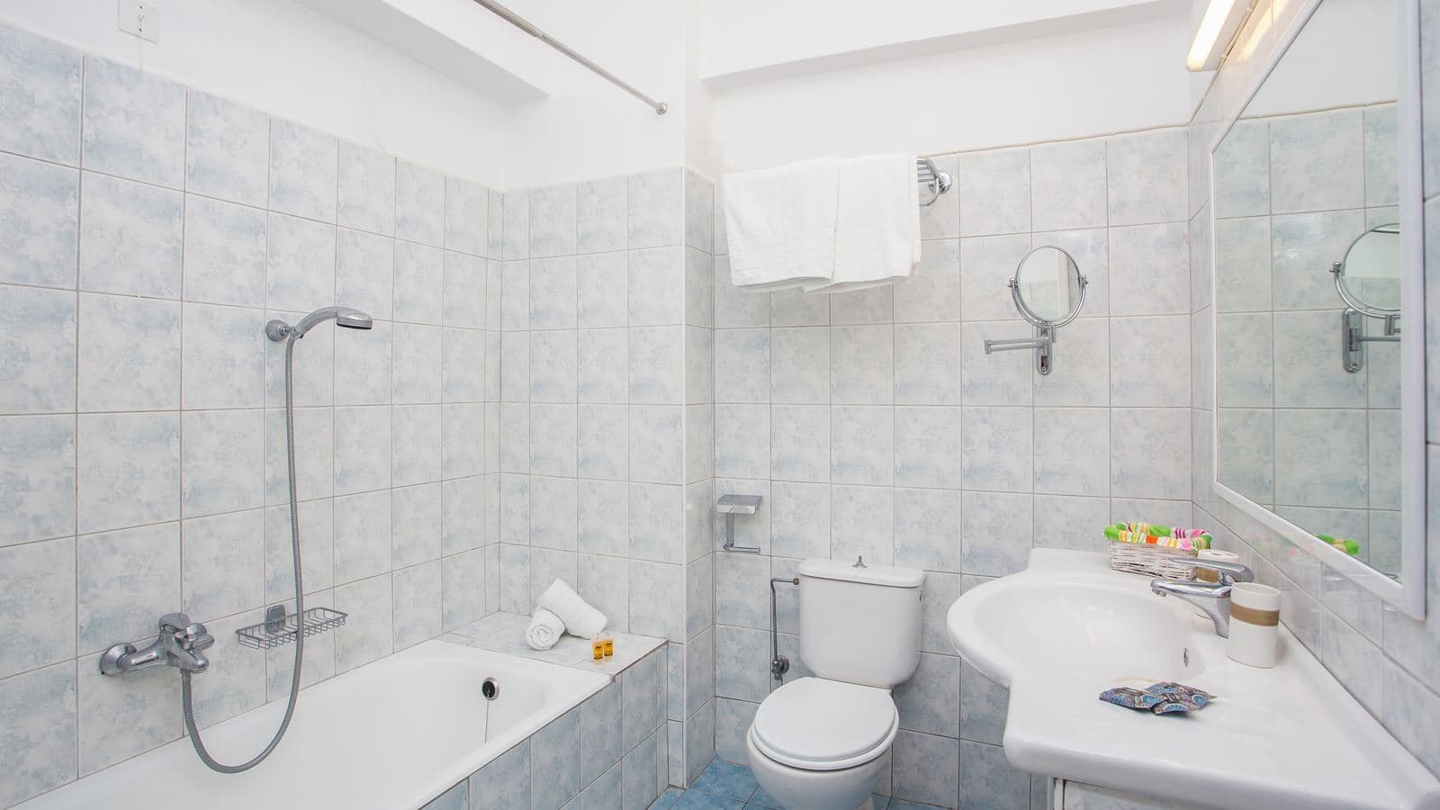 rooms-double-room-poolroad-view-with-balcony