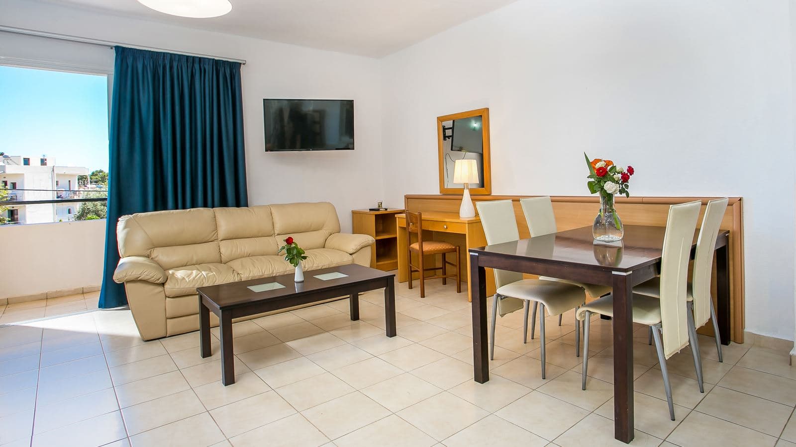 rooms-family-suite-with-balcony