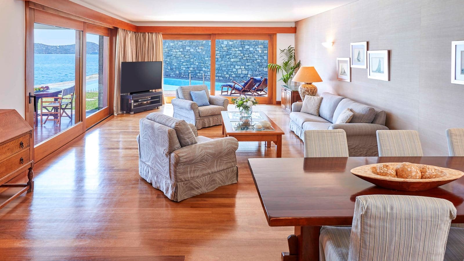 rooms-the-presidential-suite-waterfront-with-a-private-heated-pool