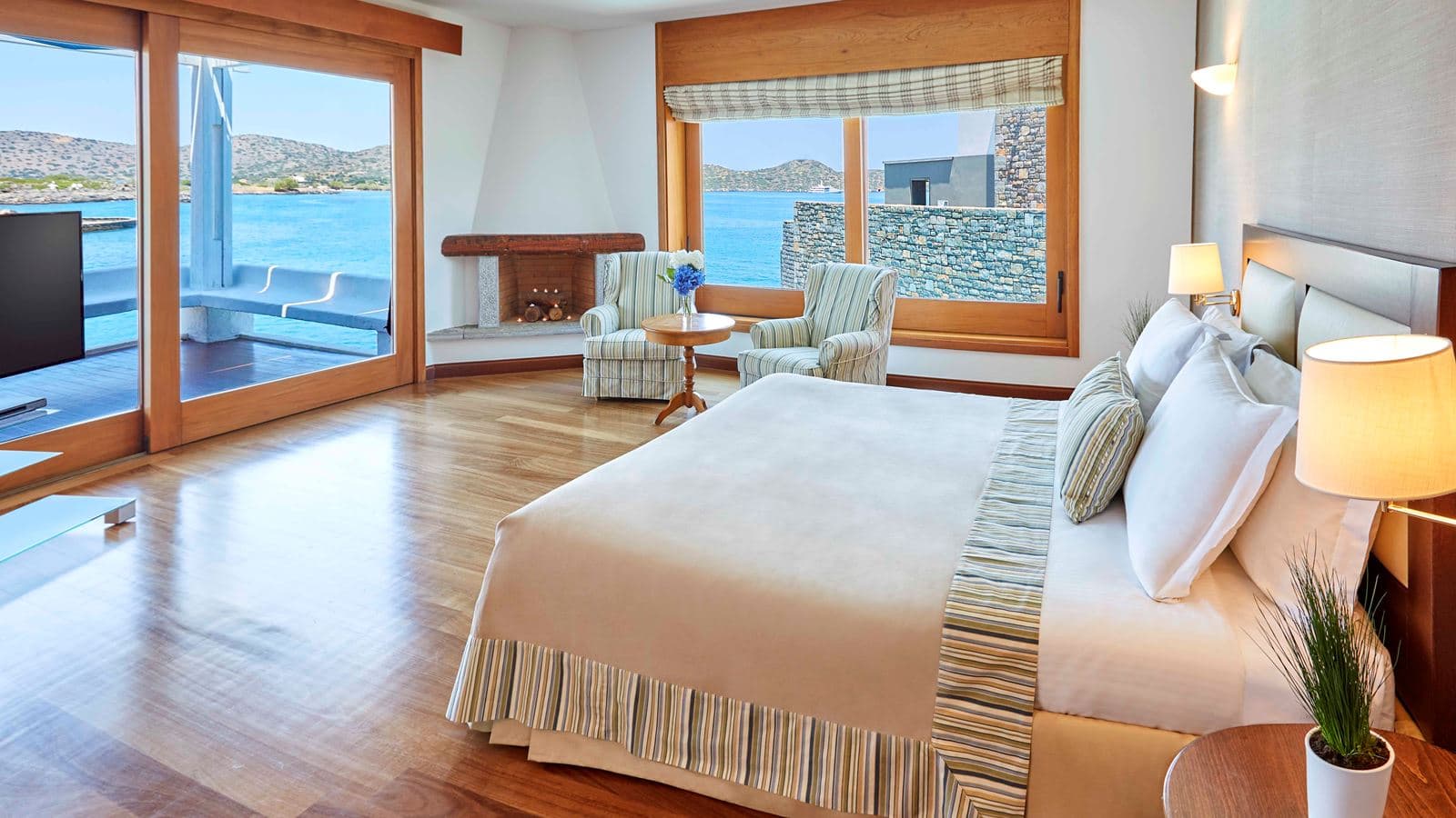 rooms-the-presidential-suite-waterfront-with-a-private-heated-pool