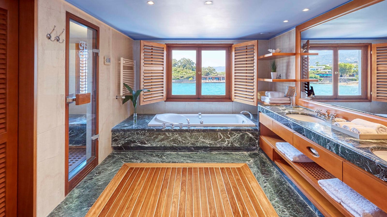 rooms-the-presidential-suite-waterfront-with-a-private-heated-pool