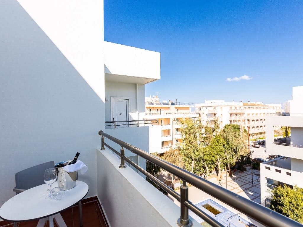 rooms-standard-room-pool-view