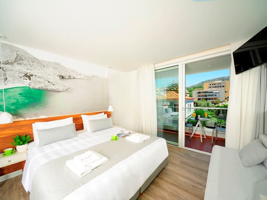 rooms-deluxe-room-land-view