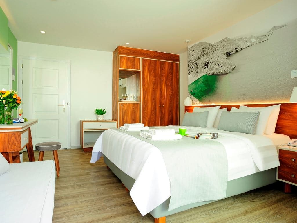 rooms-deluxe-room-land-view