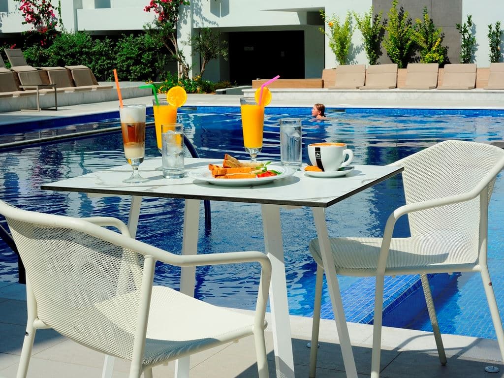 bars-aqua-pool-bar
