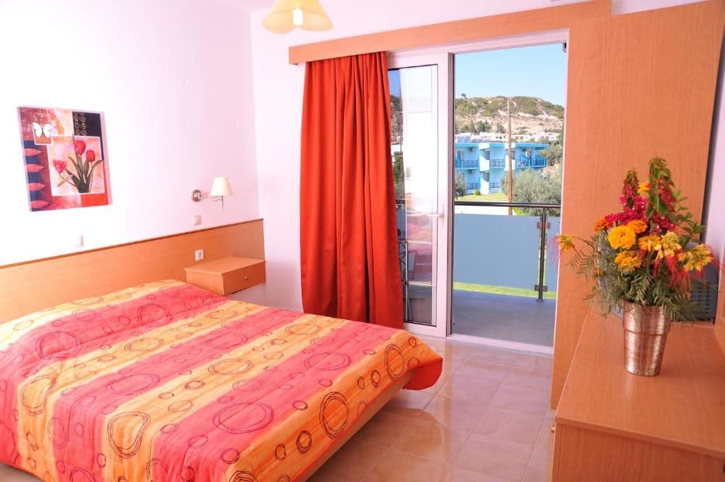 rooms-apartment-1-bedroom-balcony-or-terrace
