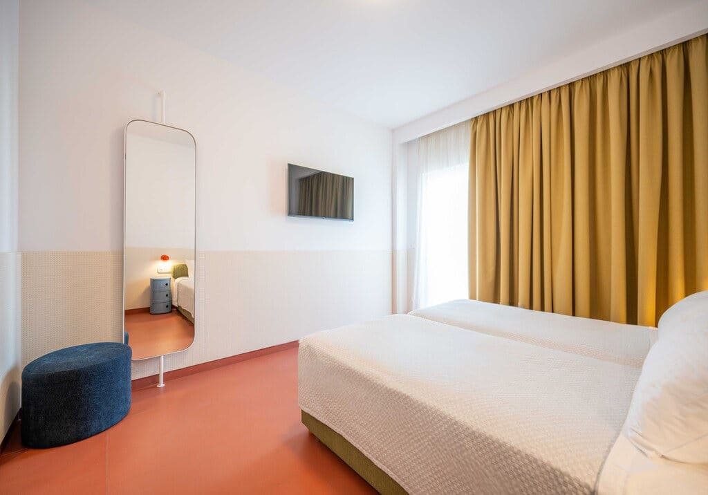 rooms-queen-double-pool-view