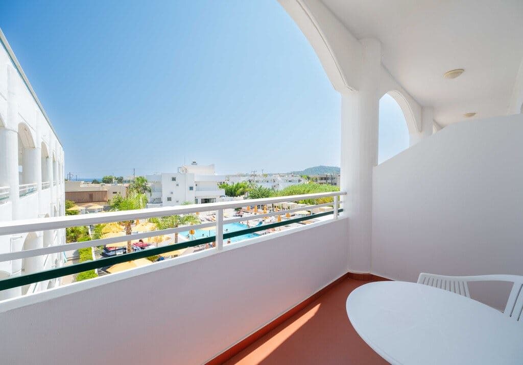 rooms-queen-double-pool-view