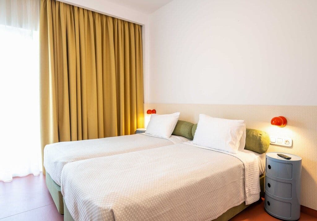 rooms-queen-double-pool-view