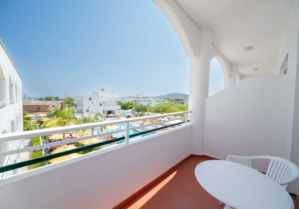 rooms-queen-double-pool-view