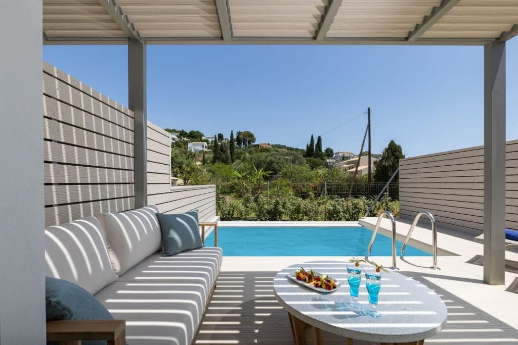 rooms-suite-private-heated-pool