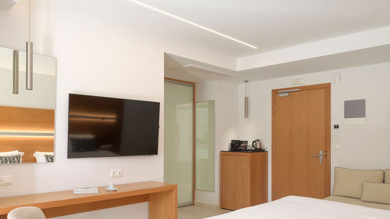 rooms-white-superior-double-private-pool