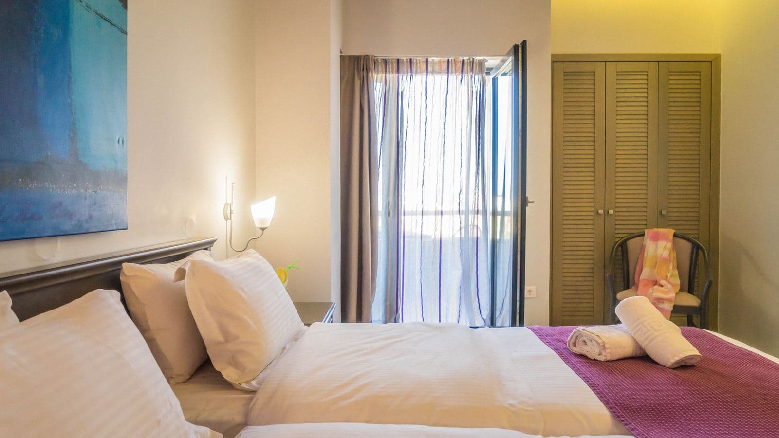 rooms-deluxe-city-view-room