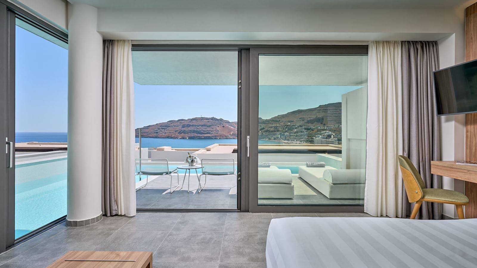 rooms-deluxe-junior-suite-private-pool-sea--view