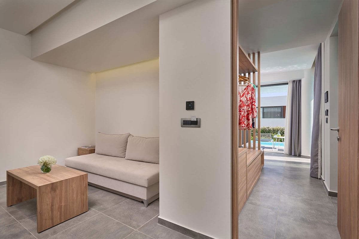 rooms-deluxe-junior-suite-private-pool-garden-voew