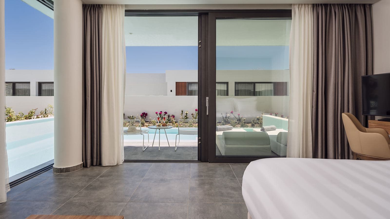 rooms-deluxe-junior-suite-private-pool-garden-voew