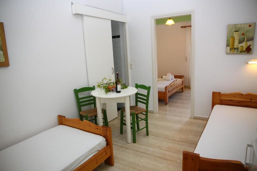 rooms-apartment-1-bedroom-poolview